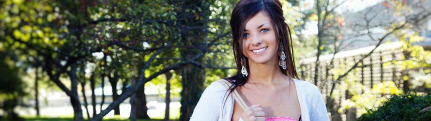 sul_27 woman posing outside